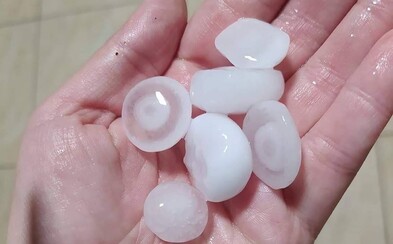 Cez Slovensko sa z nedele na pondelok prehnala zúrivá búrka. Krúpy ničili autá aj úrodu Cez Slovensko sa z nedele na pondelok prehnala zúrivá búrka. Krúpy ničili autá aj úrodu