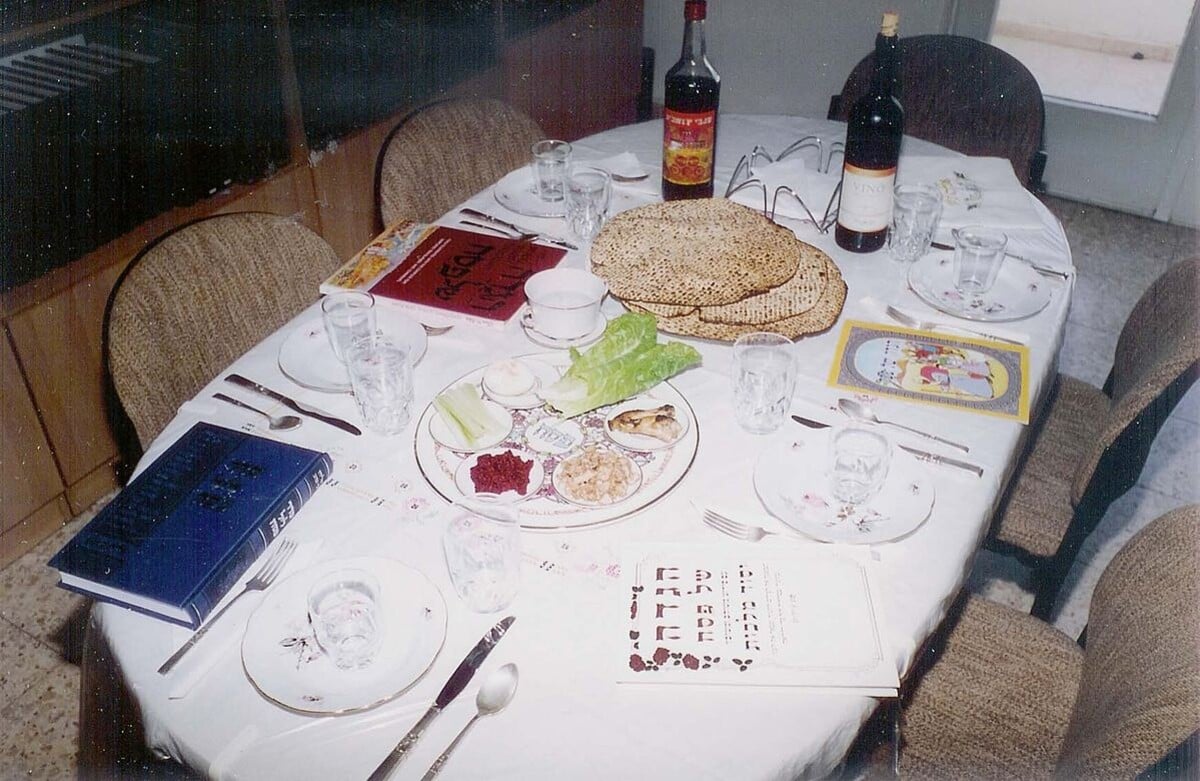 Tabule na seder s kulatými macesy.