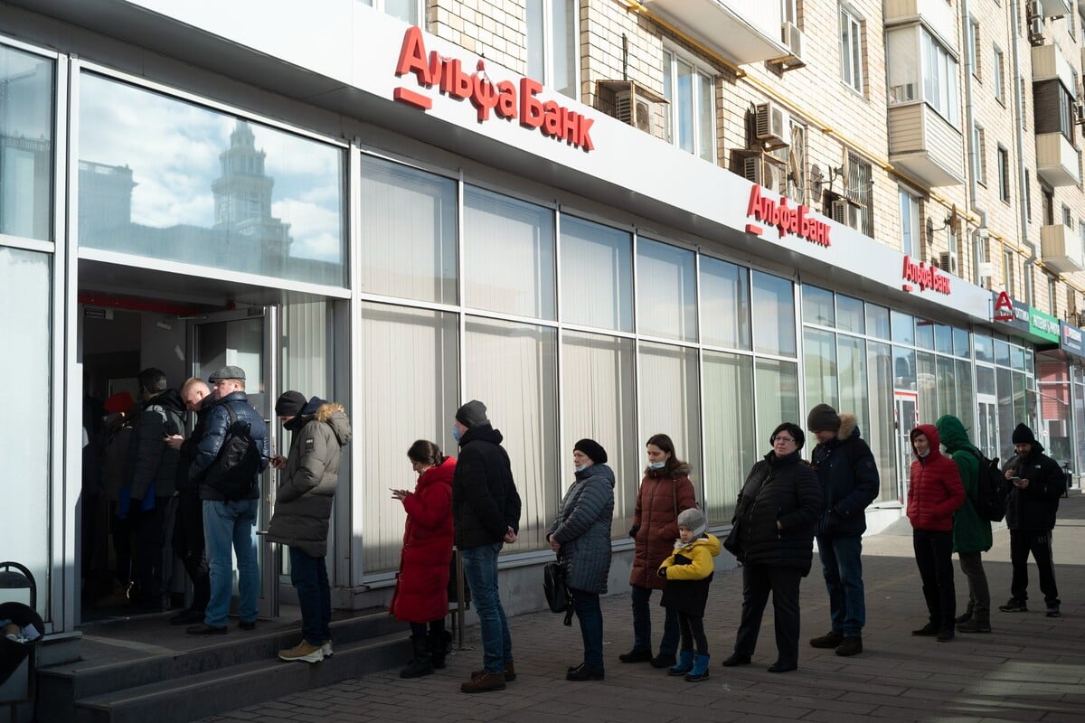 Ľudia čakajú pred bankomatom, aby si vybrali peniaze, v Moskve 27. februára 2022.