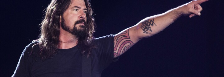 Foo Fighters odohrali emotívny koncert na počesť zosnulého Taylora Hawkinsa. Spevák Grohl neudržal slzy