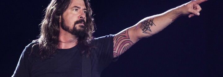 Foo Fighters odehráli emotivní koncert na počest zesnulého Taylora Hawkinse. Zpěvák Grohl neudržel slzy
