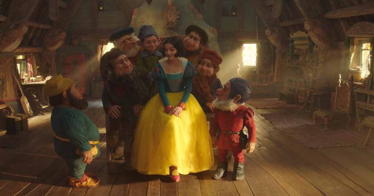 První fotka z nové pohádky o Sněhurce. Studio změnilo datum premiéry a ukázalo, jak vypadají CGI trpaslíci