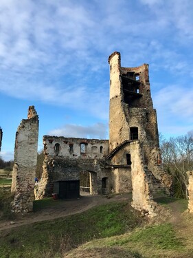 Tato zřícenina renesančního zámku vyhořela v roce 1693, byla částečně opravena a vyhořela znova v roce 1720. Bad luck, co? Poznáš ho?
