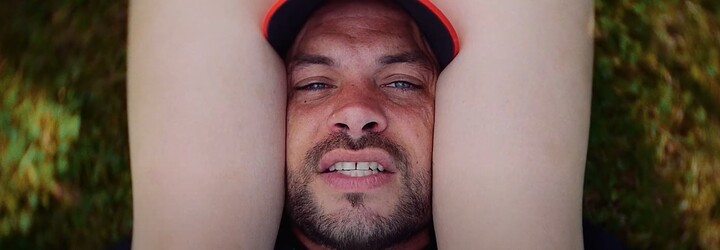 TOP 10: Slovenskí raperi si vo svojich klipoch zahrali skoro profesionálnych hercov. Toto sú ich najlepšie výkony