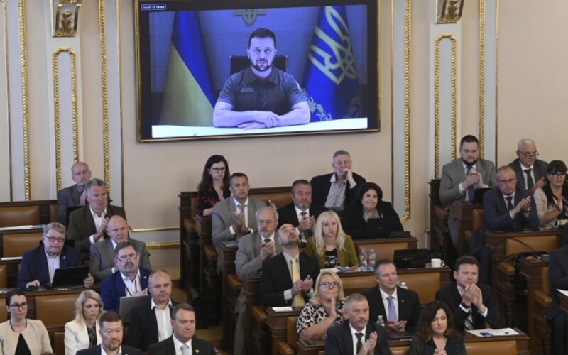 Zelenskyj vystoupil před českým parlamentem. Vyzval k udělení statusu kandidátské země EU Ukrajině.