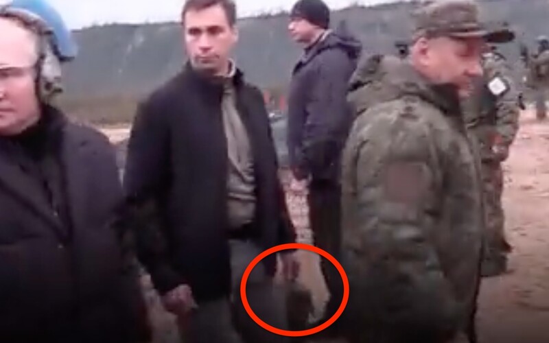 VIDEO: Vladimir Putin mal zrejme počas návštevy cvičiska pri sebe jadrový kufrík.