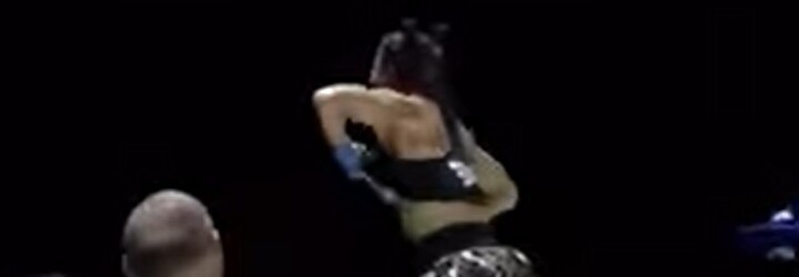 VIDEO: Bojovníčka ukázala divákom prsia po tom, ako zlikvidovala súperku v boxe bez rukavíc