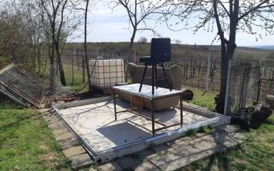 Zloděj na Břeclavsku ukradl celý zahradní domek. Majiteli zůstal jen nábytek a betonový základ.