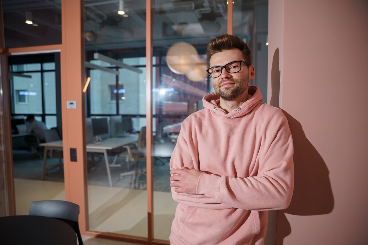 Ak investujem pravidelne každý mesiac, nemusím nejakým spôsobom riešiť chvíľkové výkyvy na trhu, hovorí Andrej Hano.