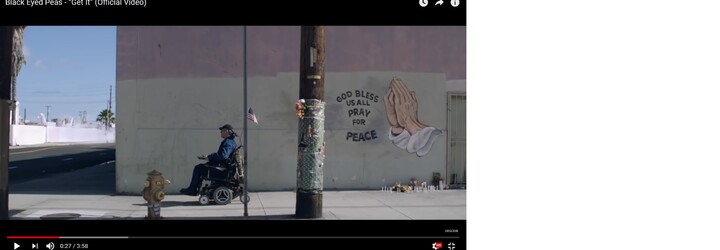 Donald Trump sleduje policejní brutalitu z bezpečí vozidla ve videoklipu od Black Eyed Peas