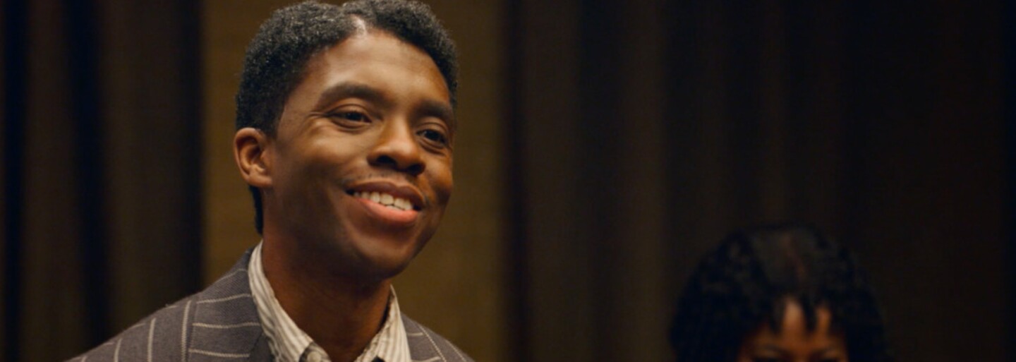 Chadwick Boseman vyhrál Zlatý glóbus za nejlepší mužský herecký výkon. Předávání cen ovládly filmy Nomadland, Minari, ale i Borat