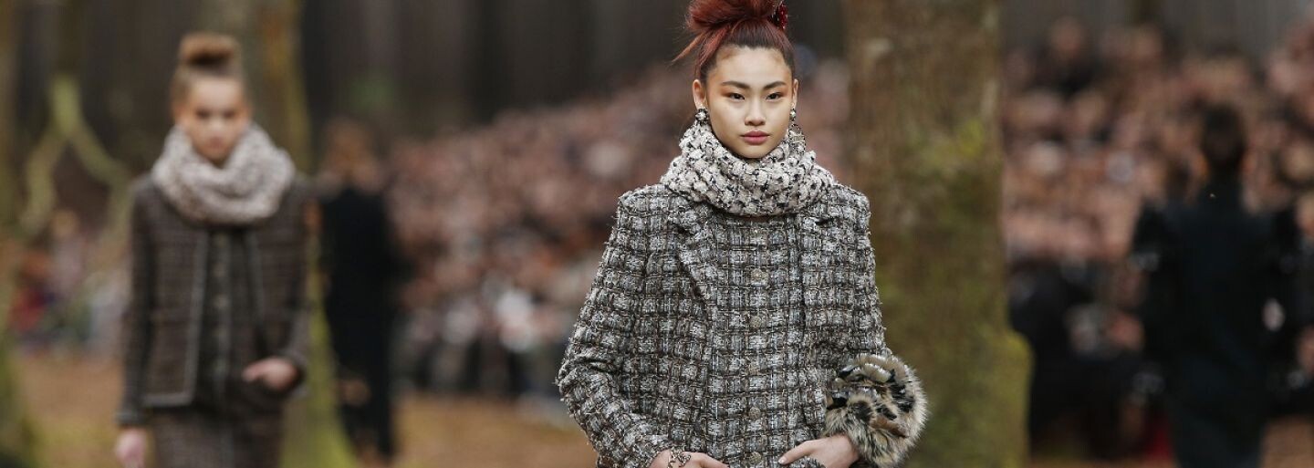 Chanel má za sebou okázalú šou. Modelky sa predviedli v čarovnom lesnom prostredí