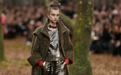 Chanel má za sebou okázalú šou. Modelky sa predviedli v čarovnom lesnom prostredí Chanel má za sebou okázalú šou. Modelky sa predviedli v čarovnom lesnom prostredí
