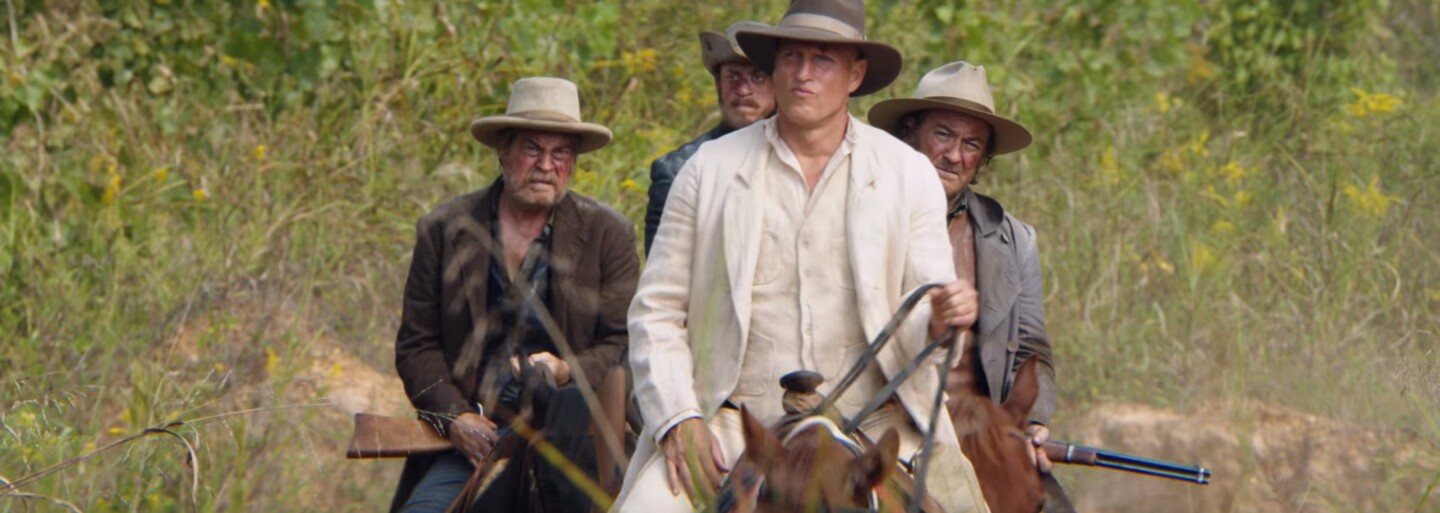 Charizmatický kazateľ Woody Harrelson bude v tajomnej westernovke pod drobnohľadom texaského rangera Liama Hemswortha