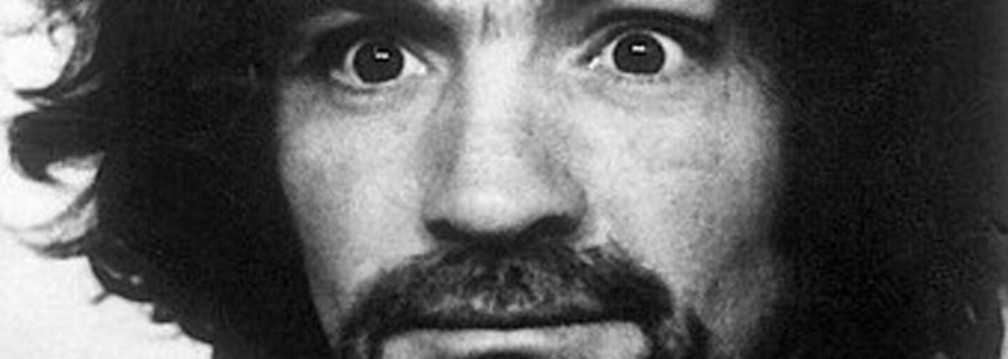 Charles Manson vystupoval ako svätý muž. Svojich nasledovníkov prinútil k brutálnym vraždám, tie otriasli celými Spojenými štátmi
