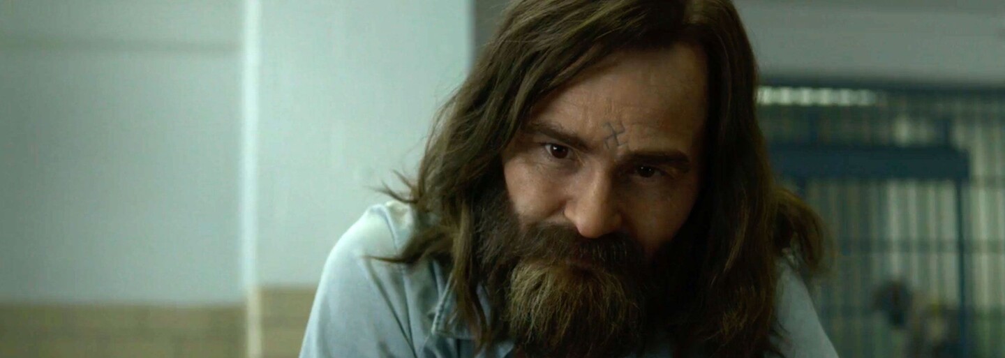 Charlese Mansona si v Tenkrát v Hollywoodu a v seriálu Mindhunter zahrál stejný herec. Jak vnímal obě role?