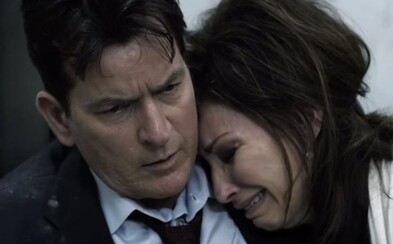 Charlie Sheen sa spolu so skupinou ľudí ocitá uväznený vo výťahu v jednej z veží Svetového obchodného centra počas útokov z 11. septembra Charlie Sheen sa spolu so skupinou ľudí ocitá uväznený vo výťahu v jednej z veží Svetového obchodného centra počas útokov z 11. septembra