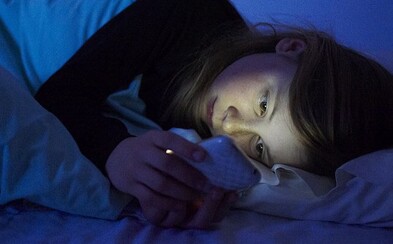 Chatovanie pri zhasnutom svetle negatívne ovplyvňuje tvoje známky. Výskum chce mladým ukázať, že spánok je dôležitý Chatovanie pri zhasnutom svetle negatívne ovplyvňuje tvoje známky. Výskum chce mladým ukázať, že spánok je dôležitý