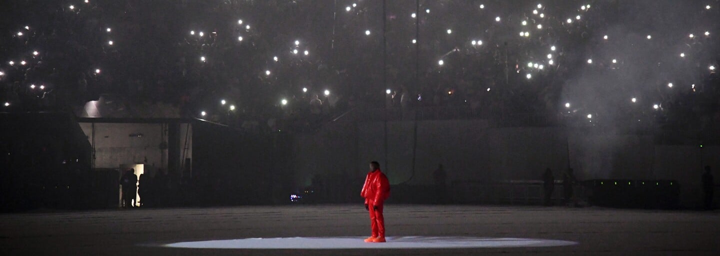 Chcel si uctiť zosnulú matku, no zatiaľ iba ťahá fanúšikov za nos. Rozšíri Kanye West bohatú zbierku nevydaných albumov?