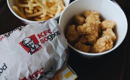 Dva Novozélanďané chtěli propašovat KFC do města v lockdownu. Zastavili je policisté, v autě našli i 1,5 milionu v hotovosti