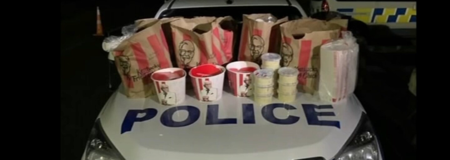 Dva Novozélanďané chtěli propašovat KFC do města v lockdownu. Zastavili je policisté, v autě našli i 1,5 milionu v hotovosti