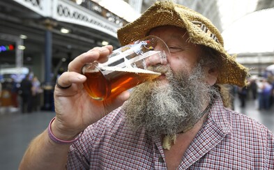 Chceš zajít v Británii na točené pivo? Musíš se nahlásit v aplikaci Chceš zajít v Británii na točené pivo? Musíš se nahlásit v aplikaci