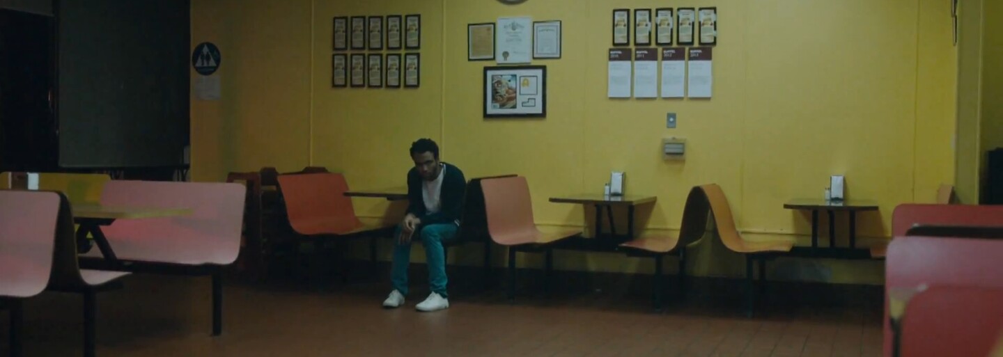 Childish Gambino předvádí balicí techniky v klipu ke skladbě Sober