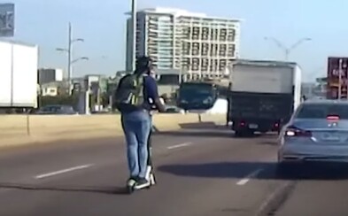Chlapec jezdil na elektrické koloběžce po pětiproudové dálnici uprostřed ranní špičky Chlapec jezdil na elektrické koloběžce po pětiproudové dálnici uprostřed ranní špičky
