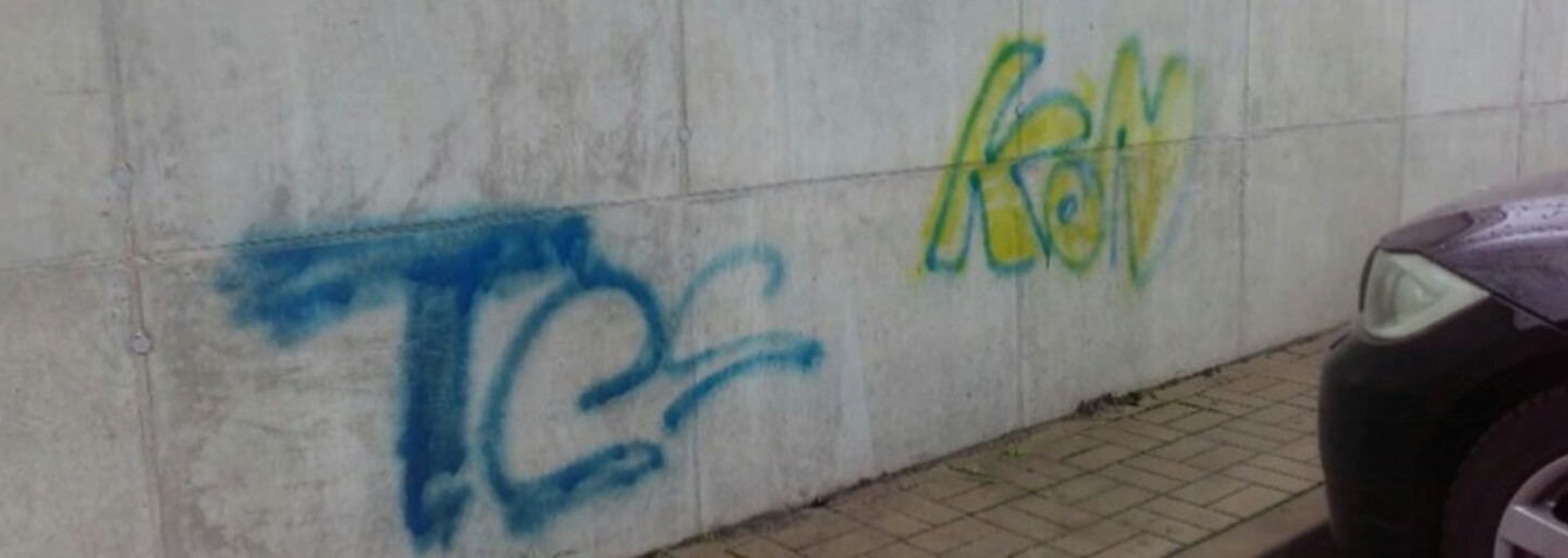 Chlapec v Praze zkoušel své první graffiti, 71letá babička mu koupila spreje a na akci mu pomáhala