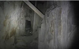 Chlapík preskúmavajúci 150-ročnú opustenú baňu zachytil démonické hlasy ako z hororu. V hlbokých chodbách ho prosili, aby im pomohol