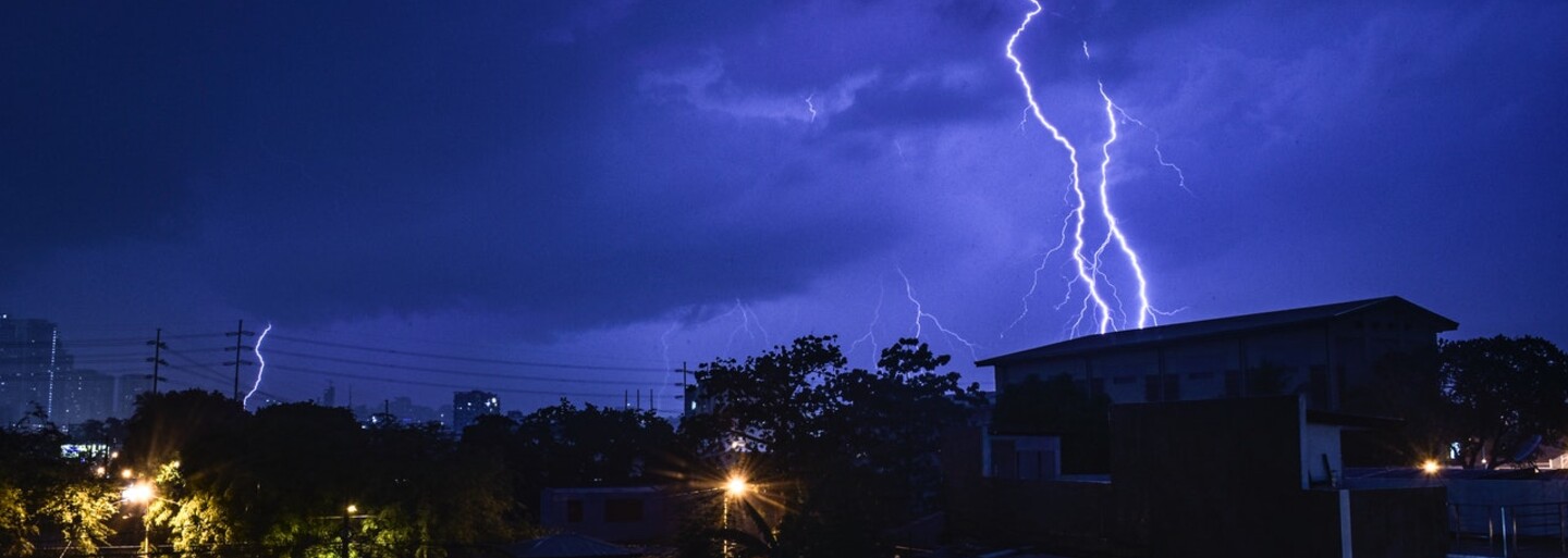 ČHMÚ: Hrozí velmi silné bouřky s nárazy větru a kroupami, meteorologové varují před rozvodněním menších toků