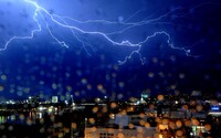 ČHMÚ: Výstraha před silnými bouřkami platí pro sedm krajů, doprovodí je intenzivní srážky a kroupy