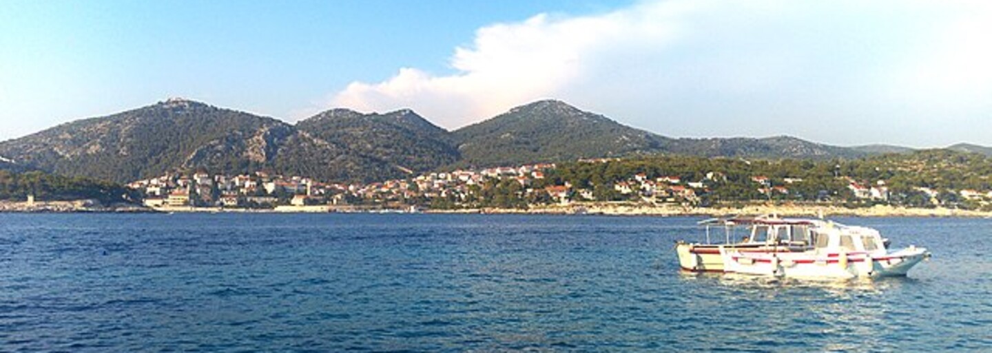 Chorvatsko zachvátil další lesní požár na ostrově Hvar. Vyžádal si jednu oběť
