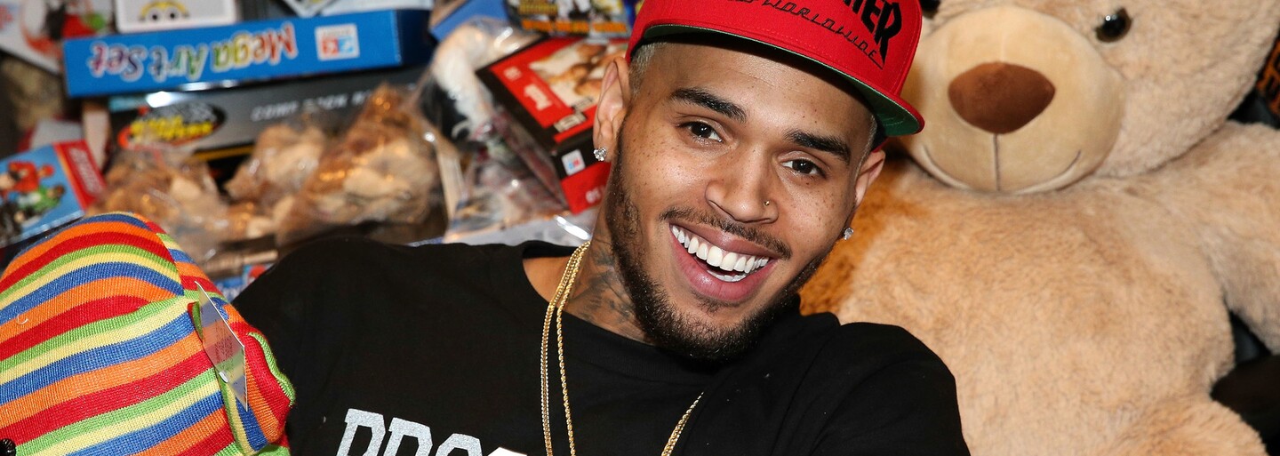 Chris Brown čelí obvinění ze zdrogování a znásilnění mladé ženy. Interpret obvinění odmítá