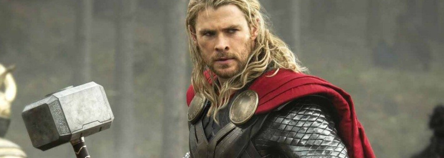 Chris Hemsworth se nechtěl předvádět. Přesto zapózoval s bicepsem a oznámil ukončení natáčení nového Thora