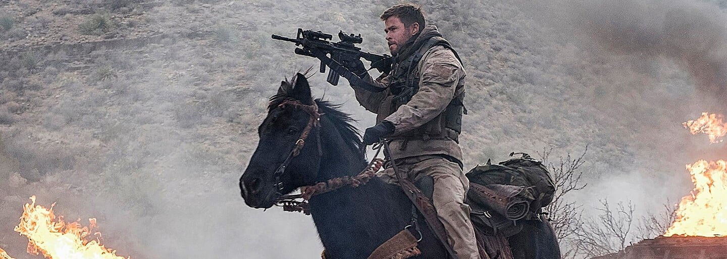 Chris Hemsworth opláca Afganistanu útoky z 11. septembra vo výbušnom a emocionálnom traileri pre vojnovú drámu 12 Strong