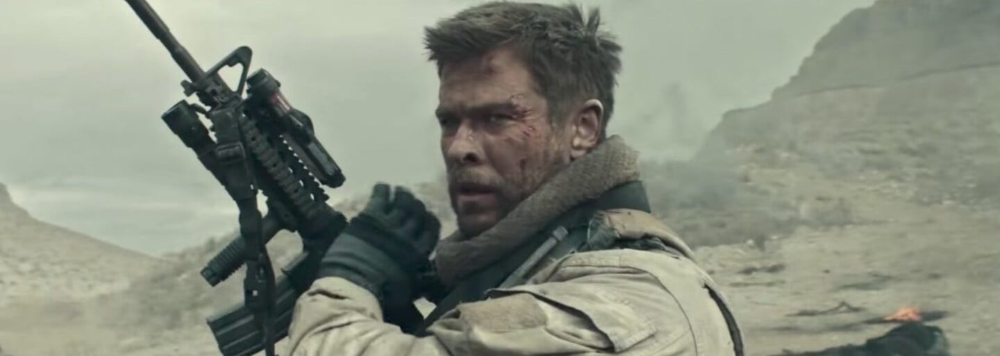 Chris Hemsworth velí v drsnej vojnovej dráme 12 Strong špeciálnej jednotke bojujúcej proti Talibanu po útokoch z 11. septembra