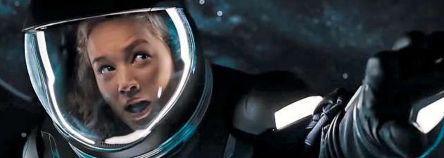 Chris Pratt a Jennifer Lawrence musí odhalit spiknutí na lodi přepravující lidi na jinou planetu