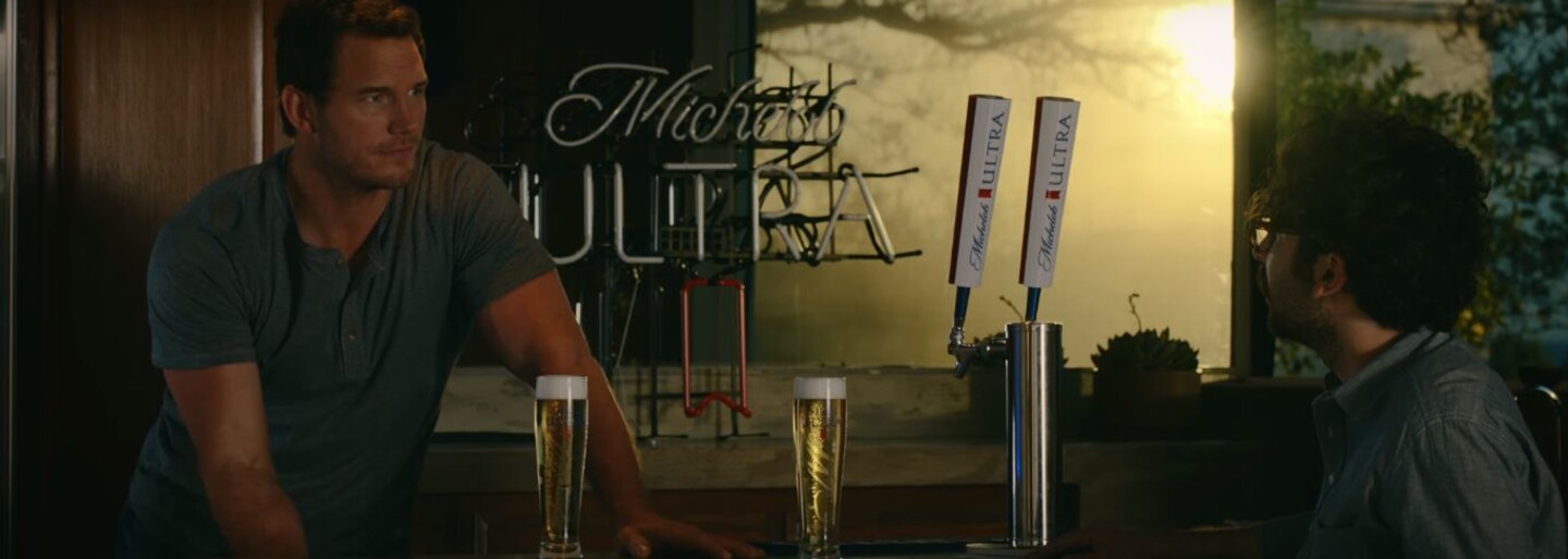 Chris Pratt dobre vie, že posilňovanie a pivo sú dokonalou kombináciou. Odviazaná reklama k očakávanému Super Bowl vás bezpochyby pobaví