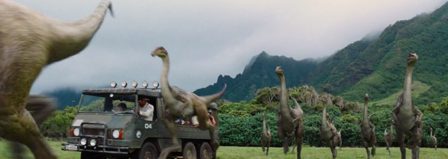 Chris Pratt uteká pred krvilačným dinosaurom v Jurassic World