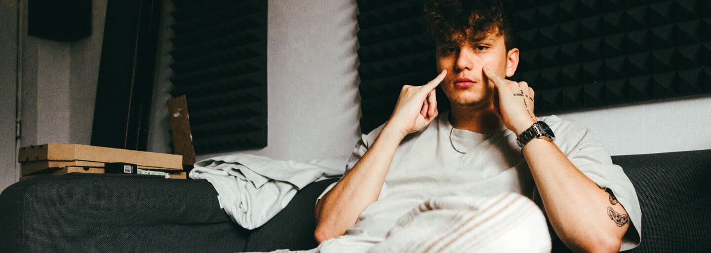 Chtěl být DJem na Tommorowlandu, dnes zpívá a rapuje. „Inspiruji se antickou filosofií, můj vibe je nevyzpytatelný,“ tvrdí Cédric