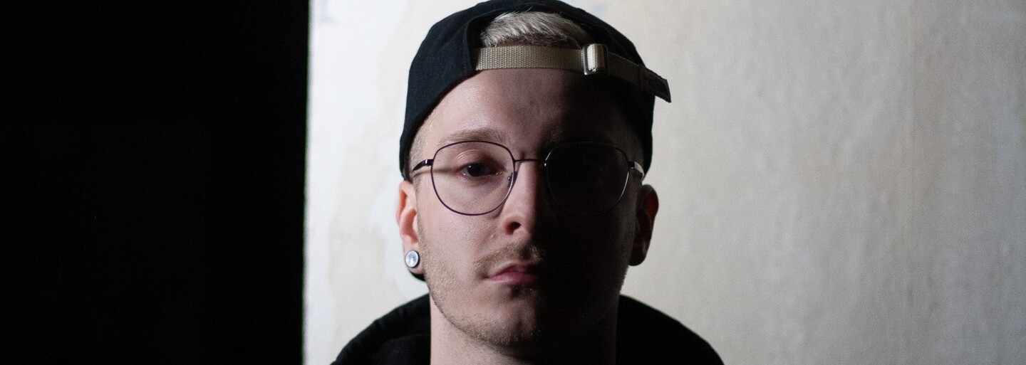 Chtěl být zpěvák a DJ, místo toho produkuje tracky českým rapovým hvězdám. Tréma je můj největší nepřítel, říká Bloodflow