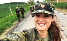Chtěla si koupit roušku a vysmáli se jí. Mladá Češka Jana žije ve Francii, kde koronavirus lidé neberou vážně (Rozhovor)