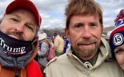 Chuck Norris popřel účast při útoku na Kapitol: Internetem se šířila fotka muže, který mu byl podobný