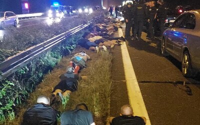 Chuligáni zo Splitu po zápase so Záhrebom zablokovali diaľnicu. Pri hromadnej bitke fanúšikov sa zranili aj policajti
