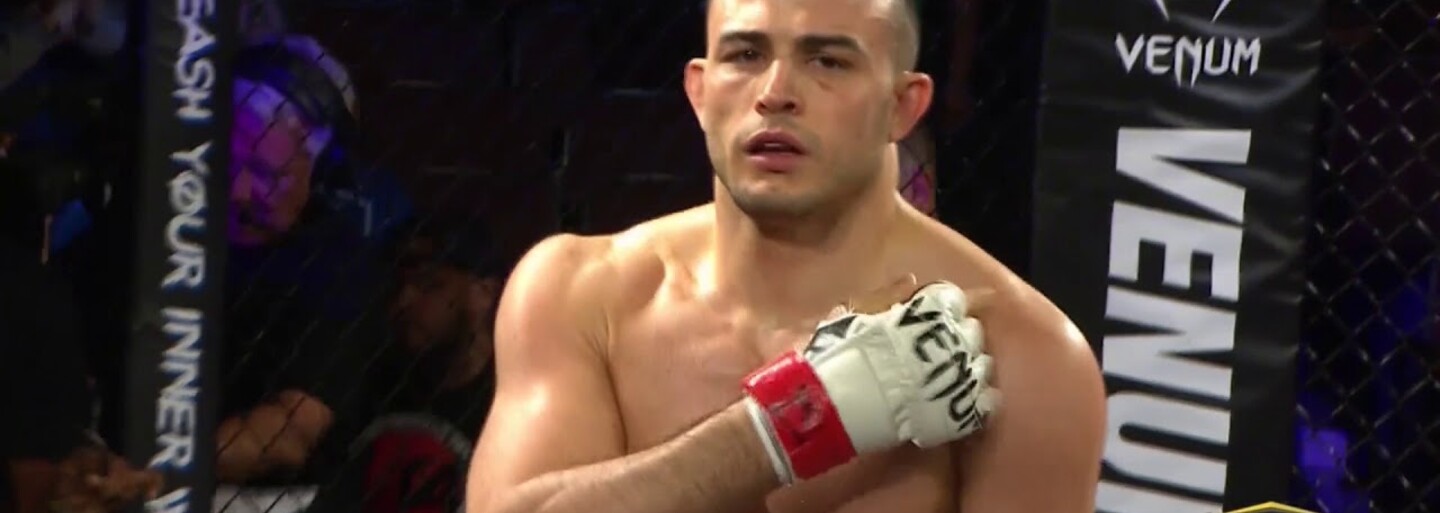 Chýba mu časť ľavej ruky, ale súpera v MMA zničil hneď v prvom kole. Nick vyhral 14 z 15 zápasov a túži po vysnívanom UFC