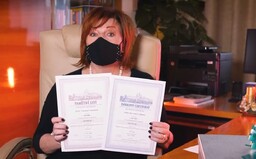 Chybí ti dárky na Vánoce? Nakup dluhopis, radí ministryně Schillerová v bizarním videu