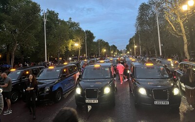Čierne taxíky sa zoradili na ceste k Buckinghamskému palácu, aby vzdali poctu kráľovnej Alžbete II.