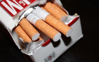Cigarety po víkende zdražejú o desiatky centov. Fajčiari budú môcť krabičky za nižšie ceny dokúpiť, záujem bude obrovský