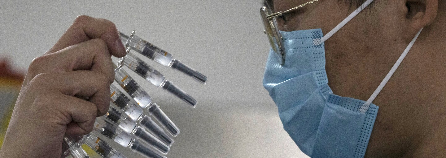 Číně se koronavirus znovu vymyká z rukou. Registruje rekordní počty nakažených